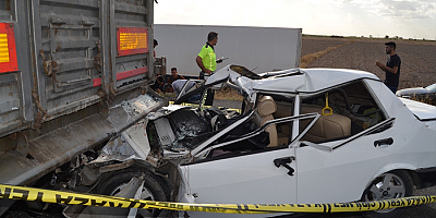 Aksaray'da tıra çarpan otomobildeki 2 kişi öldü