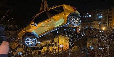 Amasya'da otomobil evin çatısına düştü