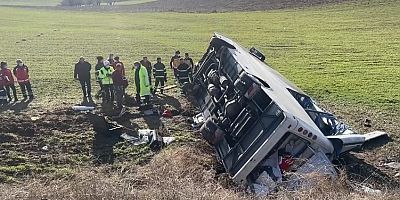 Amasya'da sporcuları taşıyan minibüs devrildi : 1 ölü, 15 yaralı