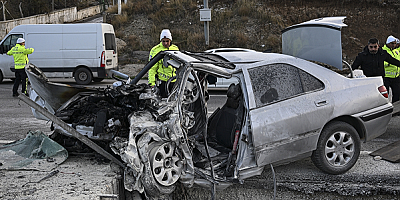 Ankara'da direğe çarpan araçtaki 3 kişi hayatını kaybetti
