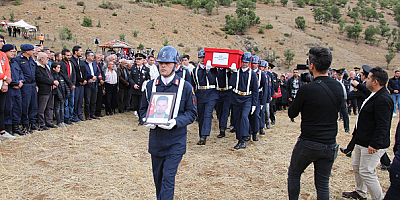Ankara'daki saldırıyı gerçekleştiren teröristlerin katlettiği şehit veteriner teknikeri defnedildi