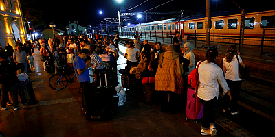 Ankara-Kayseri demir yolu yük treninin vagonunun devrilmesi nedeniyle ulaşıma kapandı