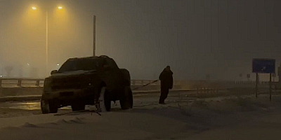 Aracın arkasına bağladığı halatla snowboard yaptı