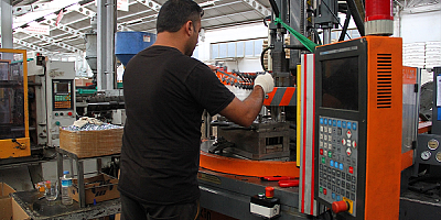 Atık plastikten ürettiği mobilya aksesuar ve malzemeleri 17 ülkeye ihraç ediyor