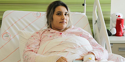 Ayakkabısını duvara vurarak enkazda sesini duyurdu