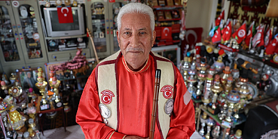 Bağlamaya ve kavala gönül veren aşık Mahrumi, hatıralarını evinin odasında yaşatıyor