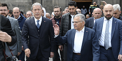 Bakan Akar ile Başkan Büyükkılıç, Bayram Sevincini Vatandaşlarla Yaşadılar