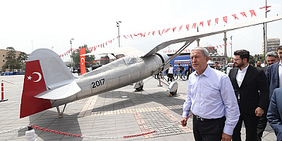 Bakan Akar, Kayseri Cumhuriyet Meydanı'nda sergilenen uçağı inceledi