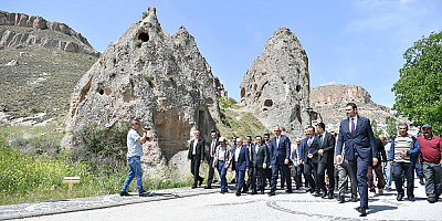 Bakan Ersoy’dan Kayseri’de Turistlerin Uğrak Yeri Soğanlı Vadisi’nde İnceleme