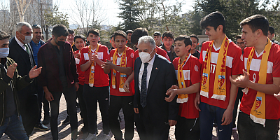 Başkan Büyükkılıç'a ögrencilerden coşkulu karşılama 