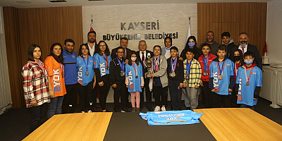 Başkan Büyükkılıç'a  Snowboard Türkiye Şampiyonu sporcularıdan ziyaret