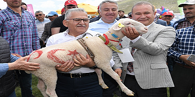  Büyükkılıç Akkışla ilçesine süt işleme tesisi kurulacağını duyurdu