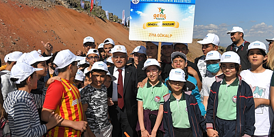 Başkan Büyükkılıç, gençlerle fidan dikti