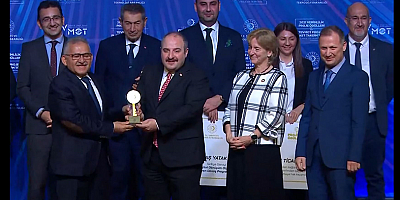 Başkan Büyükkılıç ödülünü Bakan Varank'ın elinden aldı