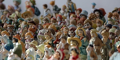 Bin 500 parçalık mini biblo koleksiyonu için ülke ülke gezdi