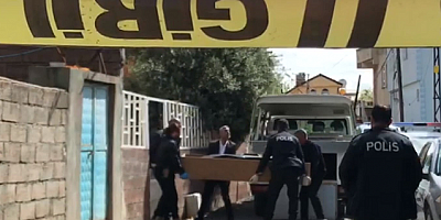 Bir kişi eşini boğarak, kuzenini bıçaklayarak öldürdü