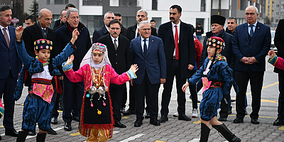 Büyükkılıç, Akar ve Çiçek, Öğrencilerin Karne Heyecanını Paylaştı