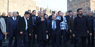 Büyükkılıç, Bakan Akar ile Birlikte Tarihi Kale'de Vatandaşlarla Buluştu