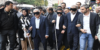 Büyükkılıç, Farkındalık Yürüyüşünde Göz Bandı Takarak Görme Engellilere Eşlik Etti