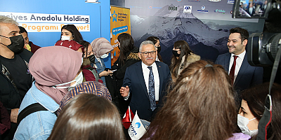 Büyükkılıç İKAF'ta Kayseri Büyükşehir standını gezdi öğrencilerle buluştu