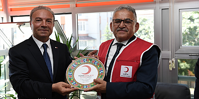 Büyükkılıç, Kızılay Gönüllü Yeleği Giydi, Kurban Bağışladı