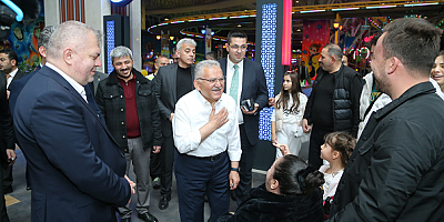 Büyükkılıç, Kumsmall Alışveriş Merkezi'nde Esnaf ve Vatandaşlarla Buluştu