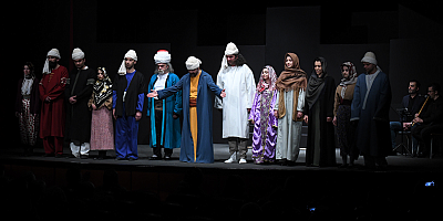 Büyükkılıç ''Yunus Emre'' adlı tiyatro oyununu izledi