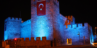 Büyükşehir Belediyesi, Tarihi Kale Surlarını Otizm Farkındalık Rengi ile Aydınlattı