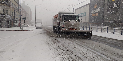 Büyükşehir Belediyesinin kar ve tipiyle mücadelesi sürüyor