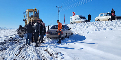Büyükşehir ekipleri Sarız'da tarlaya uçan aracı ve araçtaki vatandaşları kurtardı