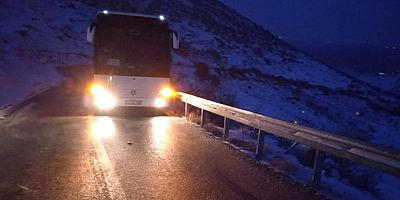 Buzlanan yolda mahsur kalan turist otobüsünü ekipler kurtardı