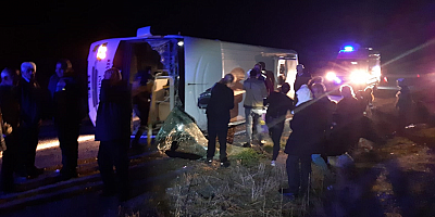 Cenazeye gidenleri taşıyan midibüsün devrilmesi sonucu 25 kişi yaralandı