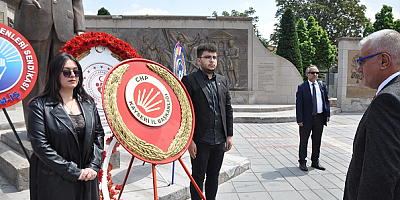 CHP Kayseri İl Başkanlığınca 19 Mayıs dolayısıyla Atatürk Anıtı'na çelenk sunuldu