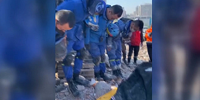 Çinli yardım ekibi, enkazdan çıkarılan cenazeleri saygıyla selamlayarak uğurluyor