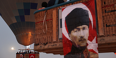 Cumhuriyet'in 100. yılında Kapadokya semaları Türk bayraklarıyla renklendi