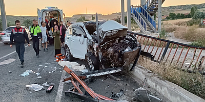 Demir korkuluklara çarpan otomobildeki 1 kişi öldü