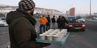 Deprem bölgelerinden Kayseri'ye gelen depremzedeler kent girişinde karşılanıyor
