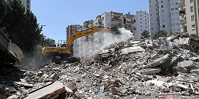 Depremde hasar alan bina kontrollü yıkım sırasında devrildi
