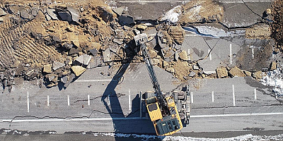 Depremin şiddetiyle çöken yollar onarılıyor