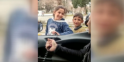 Depremzede çocuğun polis otosundaki megafondan söylediği şarkı duygulandırdı