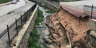 Dere kenarındaki istinat duvarı aşırı yağış sonrası çöktü