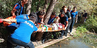 Dere yatağına düşen kadını AFAD ekipleri çıkardı