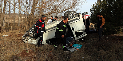 Devrilen hafif ticari araçtaki 2 kişi yaralandı