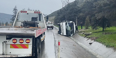 Devrilen işçi servisindeki 17 kişi yaralandı