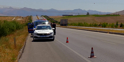 Devrilen otomobilden sağ çıkan sürücü, başka bir aracın çarpmasıyla öldü