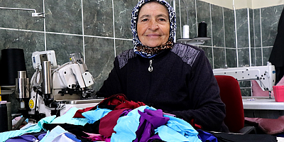 Dikiş makinesiyle yarım asırdır evinin geçimine katkı sağlıyor