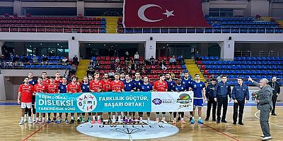 Disleksi Farkındalığı İçin Sahaya Pankartla Çıktılar