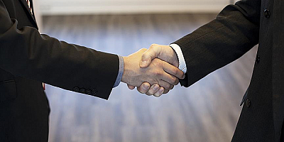 Doktor kendisini tehdit eden kişiyle hasta çocuklara çikolata alması şartıyla uzlaştı