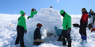 Doktorlar Erciyes'te iglo yapıp doğada kalma becerilerini geliştirdi