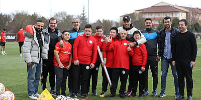 Down sendromlu futsal takımı oyuncularından Kayserispor'a ziyaret